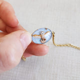 Bracelet Chouette Errol sur fond bleu ciel